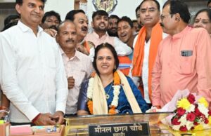 महापौर मीनल चौबे ने निगम मुख्यालय पहुंचकर शंख ध्वनि के मध्य पदभार सम्हाला
