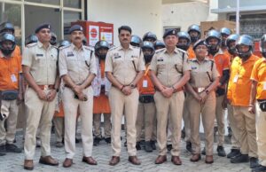एसपी ने पुलिस पेट्रोल पंप कर्मचारियों को किया हेलमेट वितरण, सीट बेल्ट नहीं लगाने पर कार्यवाही