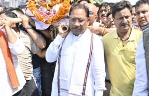 आतंकी हमले में जान गंवाने कारोबारी दिनेश मिरानिया को सीएम ने कंधा देकर दी अंतिम विदाई