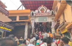 अयोध्या में हनुमान गढ़ी में आराध्य के दर्शन को उमड़े श्रद्धालु
