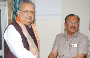 देवनानी से डॉ रमन सिंह की मुलाकात, विधानसभा डायरी, नवाचारों के पुस्तक और कैलेंडर किये भेंट