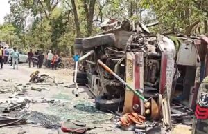 ओवरटेक के चक्कर में पलटी बस, दर्जन भर यात्री घायल