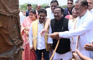 मुख्यमंत्री अचानक पहुंचे अछोटी, निर्माणाधीन महतारी सदन का लिया जायजा, पानी से की तराई