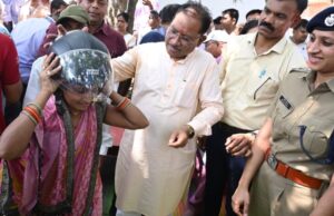 मुख्यमंत्री साय ने चौपाल में अपने हाथों से युवाओं को पहनाया हेलमेट