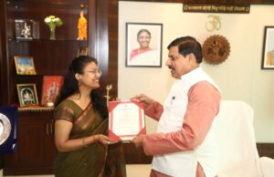 मुख्यमंत्री डॉ. यादव ने शीला दाहिमा को मुख्यमंत्री उत्कृष्टता पुरस्कार से किया सम्मानित