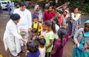 जब मुख्यमंत्री डॉ. यादव ने बारिआम गांव की महिलाओं से खरीदे आम…