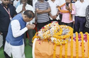 मुख्यमंत्री श्री विष्णु देव साय ने शहीद एएसपी श्री आकाश राव गिरपुंजे के निवास पहुंचकर दी श्रद्धांजलि