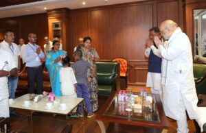 शहादत को नमन: केंद्रीय गृह मंत्री श्री अमित शाह ने शहीद आकाश राव गिरिपुंजे के परिजनों से की मुलाकात