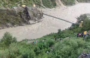 अलकनंदा नदी में एक और यात्री का मिला शव, 8 अब भी लापता