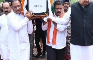 सीएम ने शहीद एएसपी आकाश राव को दी श्रद्धांजलि, पार्थिव शरीर को कंधा देकर दी अंतिम विदाई