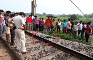 पिता ने बच्चों के साथ ट्रेन के सामने लगाई छलांग, सभी ने तोड़ा दम