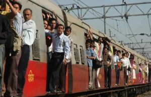मुंब्रा रेलवे स्टेशन पर लोकल ट्रेन से गिरकर पांच की मौत