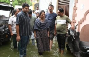 भारी बारिश के हालात का जायजा लेने निकले महापौर और आयुक्त, घरों में जलभराव की समस्या काराया दूर