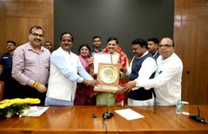 बदलते दौर का उज्जैन विश्व में छोड़ेगा अनूठी छाप, मुख्यमंत्री को सौंपी गई स्वच्छता अवार्ड की ट्राफी