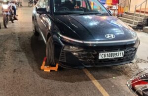 सड़कों पर वाहन खड़ी करने पर कार्यवाही, कार और बाइक लिफ्टर से किया जा रहा लिफ्ट