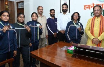 सीएम साय से किक बॉक्सिंग पदक विजेता खिलाड़ियों ने की मुलाकात