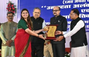 राज्यपाल ने उत्कृष्ट विधायक के रूप में भावना बोहरा और लखेश्वर बघेल को किया सम्मानित