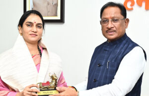 मुख्यमंत्री श्री विष्णु देव साय ने वॉटर वुमन शिप्रा पाठक का किया सम्मान