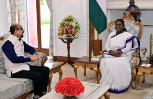 राष्ट्रपति मुर्मु से राज्यपाल डेका ने की सौजन्य भेंट