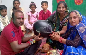 छत्तीसगढ़राज्य दो बहनों ने भाई को दिया सुरक्षा का अनोखा तोहफ़ा, राखी के साथ पहनाया हेलमेट