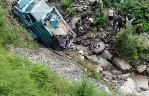 गहरी खाई में गिरी CRPF की बस, 3 जवानों की मौत, 15 घायल