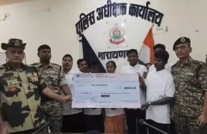2 महिला समेत 30 लाख के 8 इनामी नक्सलियों ने किया सरेंडर