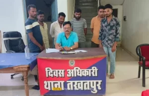 मोमबत्ती लगाकर खेल रहे जुआ, पुलिस की दबिश, 6 गिरफ्तार