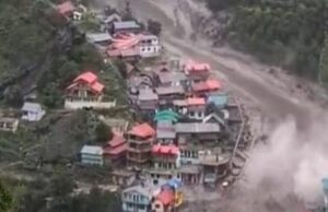 उतरकांशी में बादल फटा, पानी का सैलाब गांव तक पहुंचा, कई होटल-दुकाने ध्वस्त