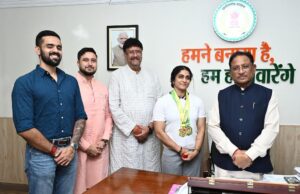 मुख्यमंत्री से एशियन अफ्रीकन पैसिफिक पावरलिफ्टिंग चैंपियनशिप की स्वर्ण पदक विजेता सुश्री नमी राय पारेख ने की मुलाकात