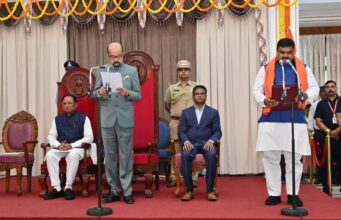 राज्यपाल श्री डेका ने दिलाई मंत्रियों को शपथ