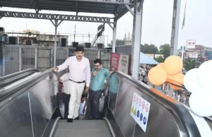 रायपुर रेलवे स्टेशन में अब एस्केलेटर की सुविधा, रेल प्रबंधक ने किया उद्घाटन