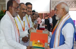 जीएसटी सुधार के लिए प्रधानमंत्री का अभिनंदन, पिछली पंक्ति में नजर आए मोदी