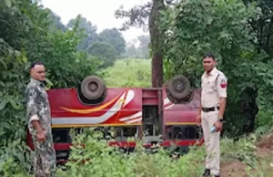 धमतरी में बस पलटने से मासूम की मौत, कई यात्री घायल