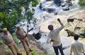 पिकनिक मनाने गए चार युवक पानी में बहे, दो की तलाश