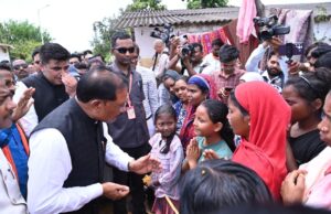 बाढ़ प्रभावितों का हाल जानने सीधे उनके बीच पहुँचे मुख्यमंत्री श्री विष्णु देव साय: अधिकारियों को राहत एवं पुनर्वास कार्यों में तेजी लाने के निर्देश