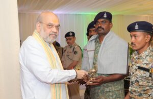 केन्द्रीय गृह एवं सहकारिता मंत्री श्री अमित शाह ने कर्रेगुट्टालु पहाड़ी पर ‘ऑपरेशन ब्लैक फॉरेस्ट’ को सफलतापूर्वक अंजाम देने वाले सीआरपीएफ, छत्तीसगढ़ पुलिस, डीआरजीऔर कोबरा के जवानों से भेंट की और उन्हें सम्मानित किया