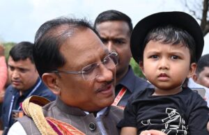 सरल और सहज मुख्यमंत्री श्री विष्णु देव साय का दिखा अपनत्व, नन्हे इवान को गोद में लेकर किया दुलार