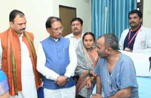 मुख्यमंत्री श्री साय ने एम्स रायपुर में भर्ती श्री विशंभर यादव का जाना कुशलक्षेम : इलाज के लिए 5-5 लाख की आर्थिक सहायता