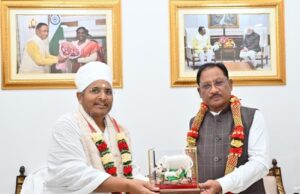 मुख्यमंत्री से पूज्य संत श्री असंग देव जी ने की सौजन्य भेंट
