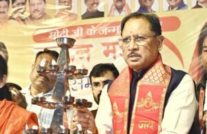 मुख्यमंत्री श्री साय खारुन मईया समरसता भव्य महाआरती में हुए शामिल : महाआरती में मंत्रोच्चार से गूंजा खारुन नदी का महादेव घाट