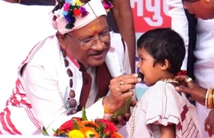 मुख्यमंत्री साय ने नन्ही बच्ची भूमिका बघेल को दुलारते हुए खिलाया महुआ लड्डू