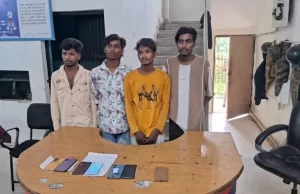 ट्रेन के दरवाजा के पास खड़े यात्री के हाथ में डंडा मारकर मोबाइल लूट की वारदात को देते थे अंजाम
