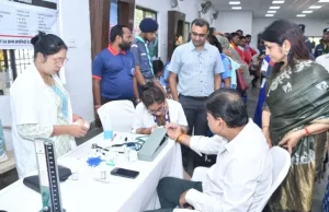 रायपुर स्टेशन के कुलियों, वेंडर्स, सफाई कर्मियों के लिए स्वास्थ्य जांच शिविर का आयोजन