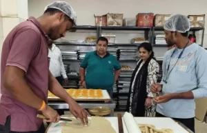 चार होटलों में दबिश, खाद्य पदार्थों के लिए गए नमूने