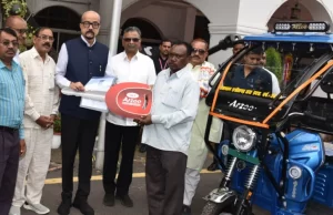 राज्यपाल डेका ने सरस्वती शिक्षा संस्थान को प्रदान किए चार ई-रिक्शे