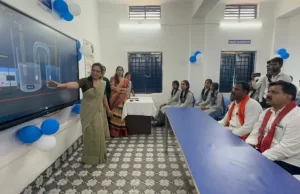 बच्चों के संग विद्यार्थी बने उपमुख्यमंत्री, स्मार्ट क्लास रूम सुविधा का शुभारंभ