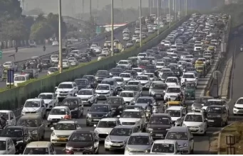 12 घंटे का भीषण जाम: 500 स्कूली छात्र बिना खाना-पानी के बसों में फंसे