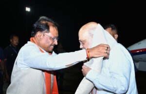केंद्रीय गृह मंत्री श्री अमित शाह का मुख्यमंत्री श्री विष्णुदेव साय ने स्वामी विवेकानंद विमानतल पर किया आत्मीय स्वागत