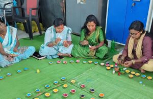 दीयों और पूजा सामग्री के बिक्री से समूह की महिलाएं हो रही समृद्ध