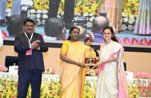 राष्ट्रपति श्रीमती द्रौपदी मुर्मू ने धरती आबा’ में उत्कृष्ट प्रदर्शन के लिए कलेक्टर श्रीमती चंदन त्रिपाठी को किया सम्मानित